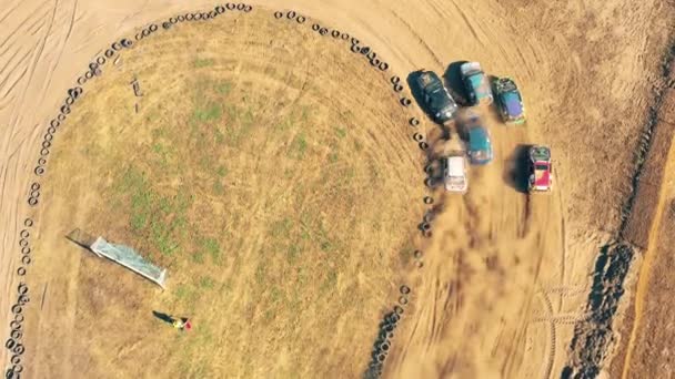 Drumul Uscat Vară Însorită Mașină Ridică Mulțime Praf Viteză Mare — Videoclip de stoc