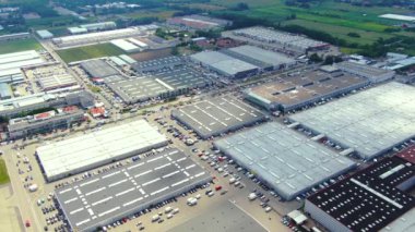 Şehirdeki büyük bir alışveriş merkezi ve otoparkların hava görüntüleri.