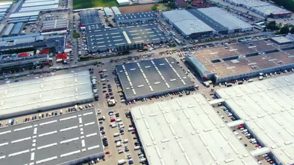 Şehirdeki Büyük Bir Alışveriş Merkezi Otoparkların Hava Görüntüleri — Stok video