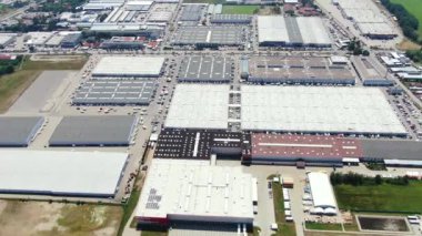 Şehirdeki büyük bir alışveriş merkezi ve otoparkların hava görüntüleri.