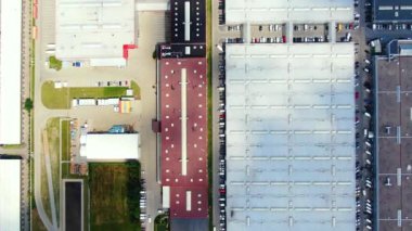 Şehirdeki büyük bir alışveriş merkezi ve otoparkların hava görüntüleri.