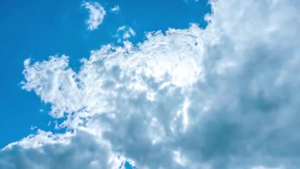 Construyendo Nubes Movimientos Nubes Blancas Esponjosas Hinchadas Cielo Lapso Tiempo — Vídeos de Stock