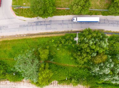 Malzeme deposunun havadan görüntüsü. Sanayi bölgesine yukarıdan lojistik merkezi teslimatı. Lojistik merkezde yüklenen kamyonların hava görüntüsü