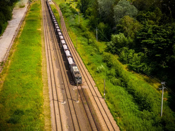 Ilmanäkymä Tavarajunavaunuista Suurella Rataosuudella Modernin Logistiikan Käsite Kivihiilen Toimitus — kuvapankkivalokuva