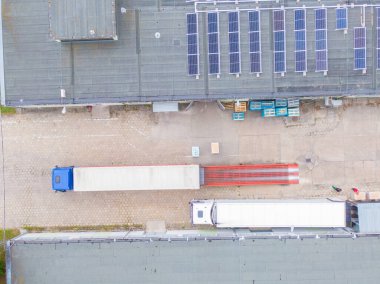 Endüstriyel Depo / Depo Binası / Yükleme Hava Çekimi. Yukarıdan lojistik merkezi. Endüstriyel binaların ve ekipman makinelerinin hava görüntüsü