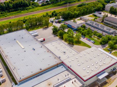 Malzeme deposunun havadan görüntüsü. Sanayi bölgesine yukarıdan lojistik merkezi teslimatı. Lojistik merkezde yüklenen kamyonların hava görüntüsü