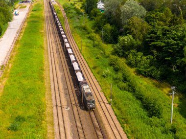 Büyük demiryolu pistinde yük vagonlarının hava görüntüsü. Modern lojistik kavramı. Kömür teslimatı