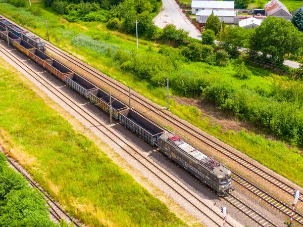 Büyük demiryolu pistinde yük vagonlarının hava görüntüsü. Modern lojistik kavramı. Kömür teslimatı