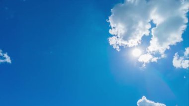 Parlak güneş ışığı parıltısı ve güneş ışığı renkli kara kümülüs bulutları arasında parlıyor güneşli mavi gökyüzünde tropikal yaz güneşinde gün ışığında güneş ışığı, 4k-b-roll Zaman Hızı