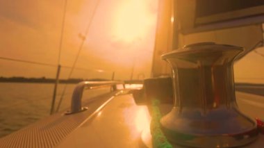 yelkenli tekne yelken açık denizde günbatımında kayma kurmak ile