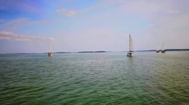 Lüks Yelkenli Yatlar. Denizin dalgaları aracılığıyla Rüzgar yelken.