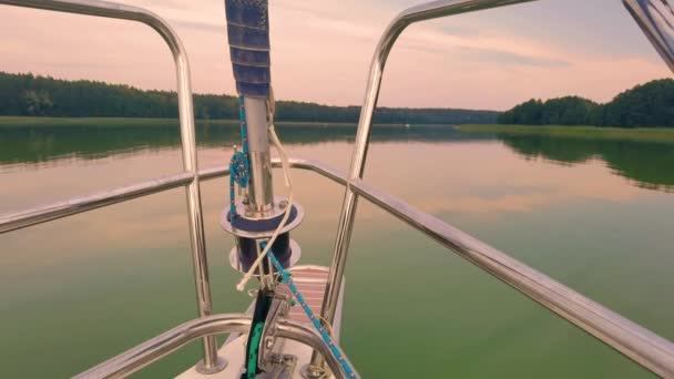 帆船在日出时漂浮在平静的海面 — 图库视频影像