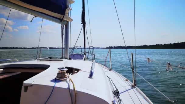 Proue Avant Voilier Blanc Avec Ciel Bleu Fond Marin Îles — Video