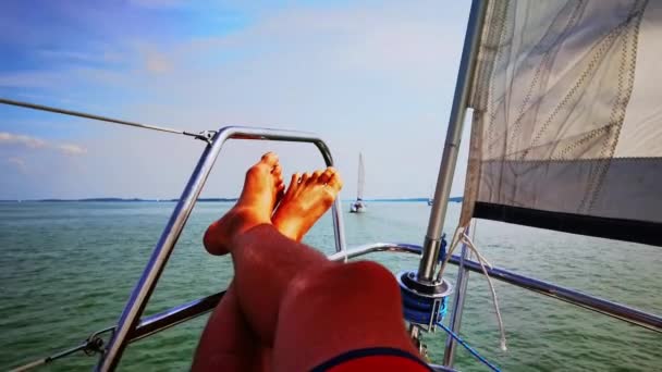 2018 Close Shot Relaxed Traveler Man Legs Motorboat Beautiful Island — 비디오