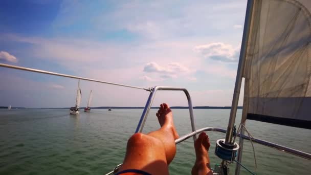 2018 Close Shot Relaxed Traveler Man Legs Motorboat Beautiful Island — 비디오