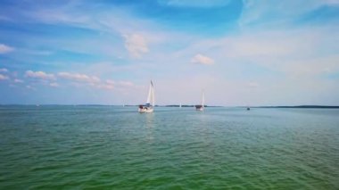 Lüks Yelkenli Yatlar. Denizin dalgaları aracılığıyla Rüzgar yelken.