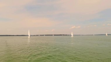 Lüks Yelkenli Yatlar. Denizin dalgaları aracılığıyla Rüzgar yelken.