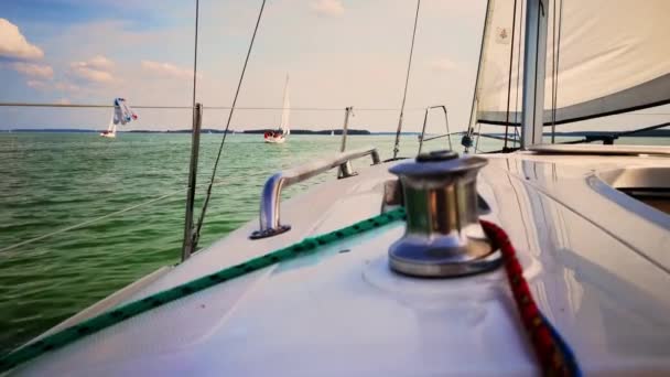 Lyxiga Yachter Segling Regatta Segling Vinden Genom Vågorna Havet — Stockvideo