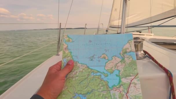 Pelaut Melihat Peta Menunjuk Pada Daerah Tertentu Menuju Arahnya Mazury — Stok Video