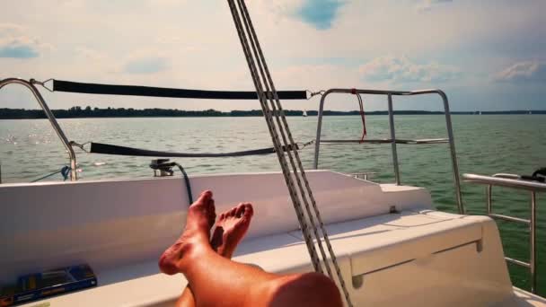 2018 Close Shot Relaxed Traveler Man Legs Motorboat Beautiful Island — 비디오