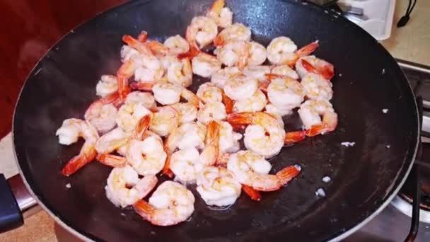 Gros Plan Cuisson Des Crevettes Sur Gril Les Crustacés Cuisinent — Video