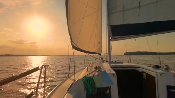 Muhteşem Günbatımında Denizde Yüzen Bir Tekne Lüks Yat Deniz Gezisi — Stok video