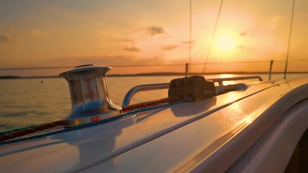Żaglówka Morzu Śródziemnym Podczas Malowniczego Zachodu Słońca Luksusowy Jacht Rejs — Wideo stockowe