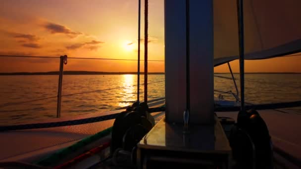 風光明媚な夕日の間に地中海のセーリングボート豪華なヨットやクルーズの休日 オープンした海でヨットをセーリングレガッタ 風の強い条件での帆船の空中ビュー — ストック動画