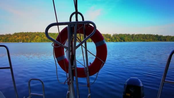 Voorste Boeg Van Een Witte Zeilboot Met Blauwe Lucht Zee — Stockvideo