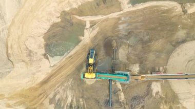 Madencilik sektöründe kum. Buldozer makine. Paletli buldozer kum benim hareket. Kum ocağında çalışan madencilik makine. Madencilik ekipmanları endüstriyel kum ocağında dron görünümü. Dünya hareket ettirmek