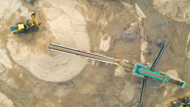 轮式装载机在露天垃圾车中装载沙子 开发开放式铸造的重型机械 采石场地上的前端装载机 露天采矿的卡车沙地运输 无人驾驶飞机视图 — 图库视频影像