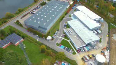 Depo rampalarında durmakta olan kargo römorklu bir tırın hava görüntüsü. Yükleme merkezli büyük lojistik parkındaki malları yüklemek / boşaltmak için.