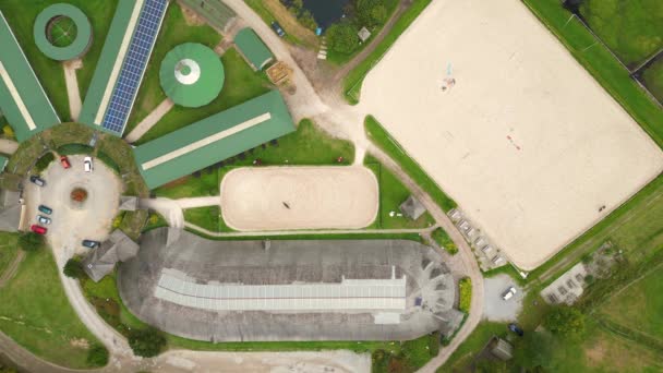 Luftaufnahme Der Reithalle Mit Solarpaneelen Auf Dem Dach Und Außenarena — Stockvideo