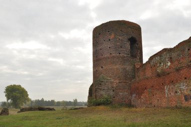 Kolo 'daki kale harabeleri. Warta Nehri kıyısındaki kırmızı tuğladan yapılmış yıkık kuleler ve savunma duvarları.