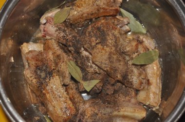 Soğan ve baharatla soslu kızarmış domuz pirzolası. Lezzetli et yemeği..