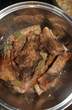 Soğan ve baharatla soslu kızarmış domuz pirzolası. Lezzetli et yemeği..