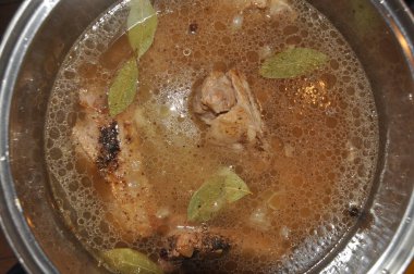 Soğan ve baharatla soslu kızarmış domuz pirzolası. Lezzetli et yemeği..