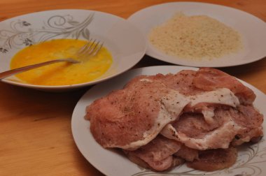 Geleneksel Polonya domuz pirzolası ve yumurta kırıntıları. Lezzetli yemek.