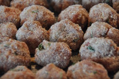 Maydanozlu köfte, ekmek kırıntıları ve baharatlı domates sosu. Patates ve salata için nefis et yemeği..