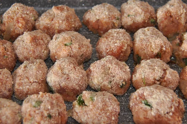 Fleischbällchen Mit Petersilie Und Semmelbrösel Und Tomatensauce Mit Gewürzen Leckeres — Stockfoto