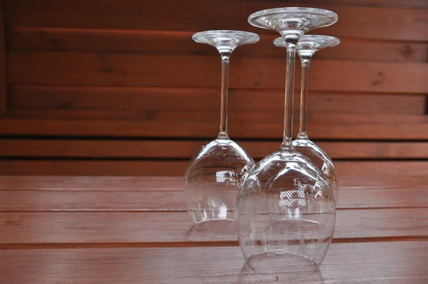 Weingläser Aus Glas Die Auf Einem Holztisch Einem Pavillon Auf — Stockfoto