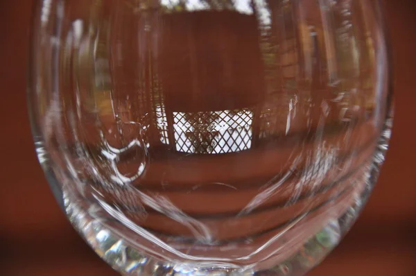 Weingläser Aus Glas Die Auf Einem Holztisch Einem Pavillon Auf — Stockfoto