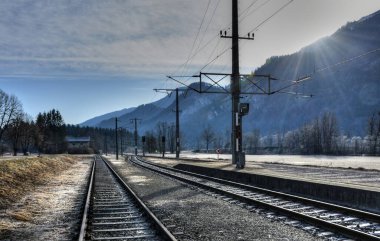 Tren istasyonu, Dellach im Drautal, Drautal, Carinthia, Upper Carinthia, raylar, platform, üstten hat, elektrik hattı, kış, Drautalbahn, sidling, direk, elektrik direği, ip, sinyal direkleri, soğuk, hoar frost, vida, tahta, anahtar, not