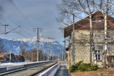 Tren istasyonu, Dellach im Drautal, Drautal, Carinthia, Upper Carinthia, raylar, platform, üstten hat, elektrik hattı, kış, Drautalbahn, sidling, direk, elektrik direği, ip, sinyal direkleri, soğuk, hoar frost, vida, tahta, anahtar, not
