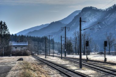 Tren istasyonu, Dellach im Drautal, Drautal, Carinthia, Upper Carinthia, raylar, platform, üstten hat, elektrik hattı, kış, Drautalbahn, sidling, direk, elektrik direği, ip, sinyal direkleri, soğuk, hoar frost, vida, tahta, anahtar, not