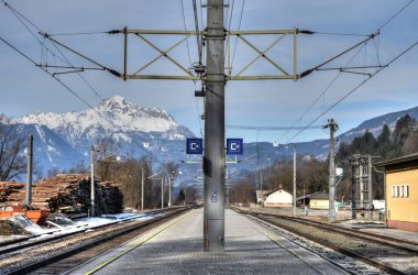 Tren istasyonu, Dellach im Drautal, Drautal, Carinthia, Upper Carinthia, raylar, platform, üstten hat, elektrik hattı, kış, Drautalbahn, sidling, direk, elektrik direği, ip, sinyal direkleri, soğuk, hoar frost, vida, tahta, anahtar, not