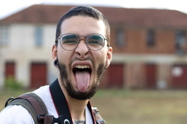 Dilini Çıkaran Genç Adam — Stok fotoğraf