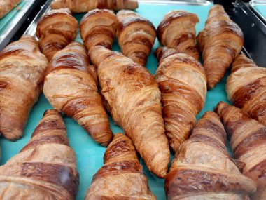 Pastanedeki bir grup kruvasan resmi. Satılık..