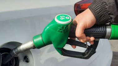 Seyahate çıkmadan önce aracına benzin dolduran kişi.