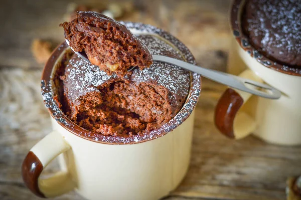 Čokoládový Muffin Vařený Šálku Dřevěné Pozadí — Stock fotografie
